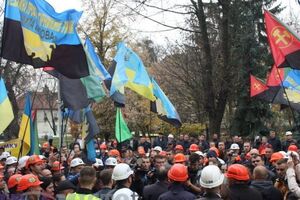 Шахтеры возмущены, что им выплатили только часть зарплаты за сентябрь