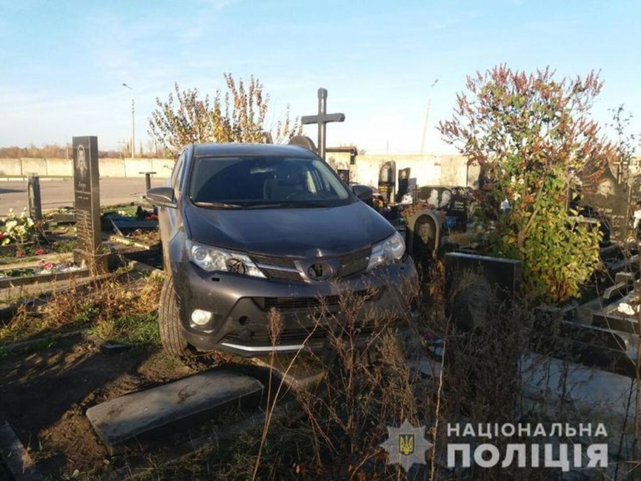 Машина застрягла серед могил