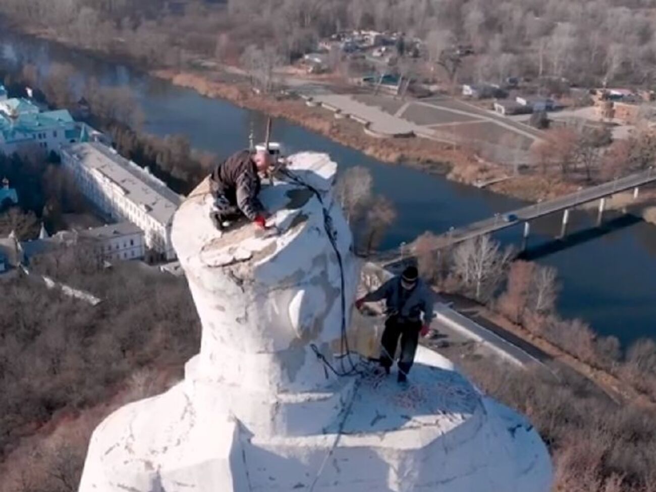 Высота памятника 22 метра