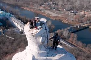 Высота памятника 22 метра