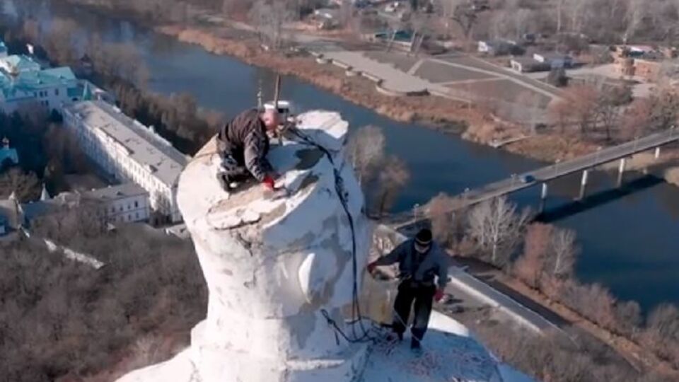 Высота памятника 22 метра