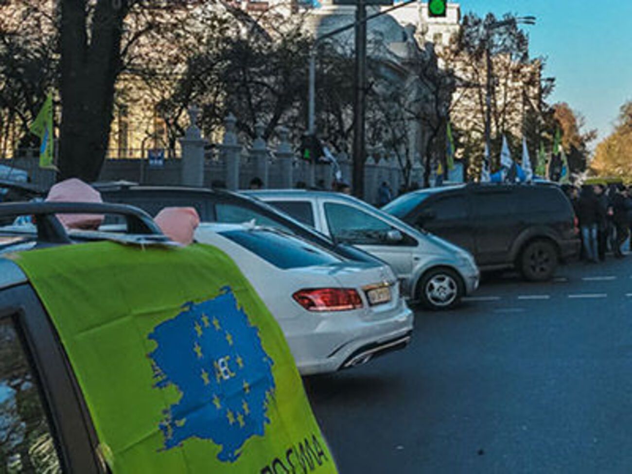 Владельцы авто на еврономерах ограничили движение у здания Верховной Рады