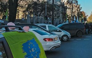 Власники авто на єврономерах обмежили рух біля будівлі Верховної Ради