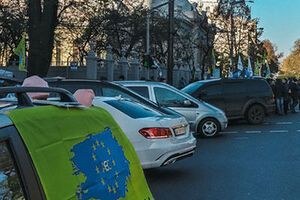 Власники авто на єврономерах обмежили рух біля будівлі Верховної Ради