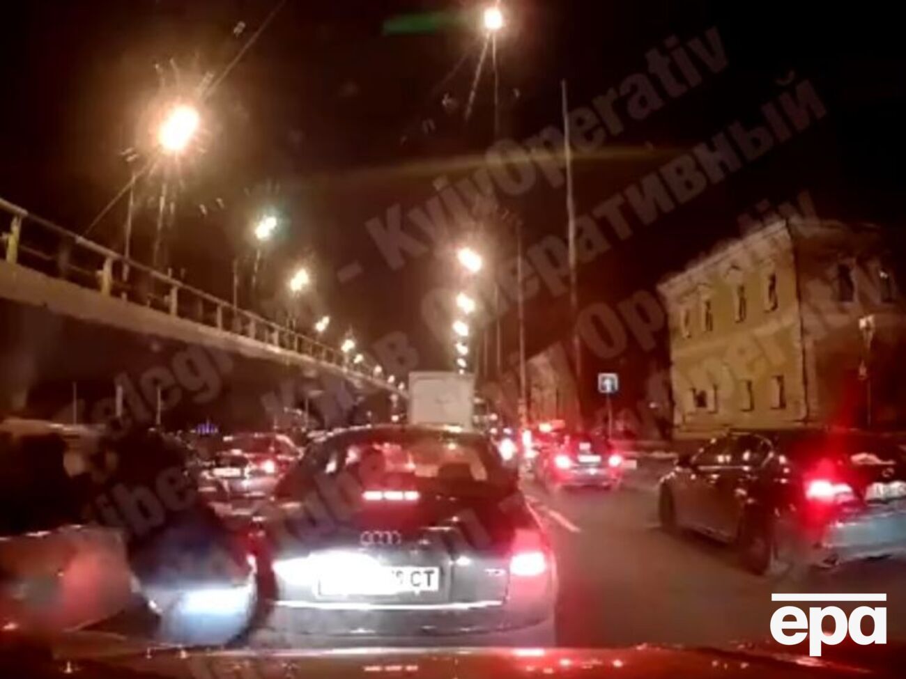 К легковушке подбежал мужчина с битой и ударил в лобовое стекло