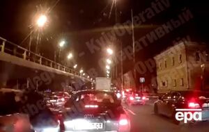 К легковушке подбежал мужчина с битой и ударил в лобовое стекло