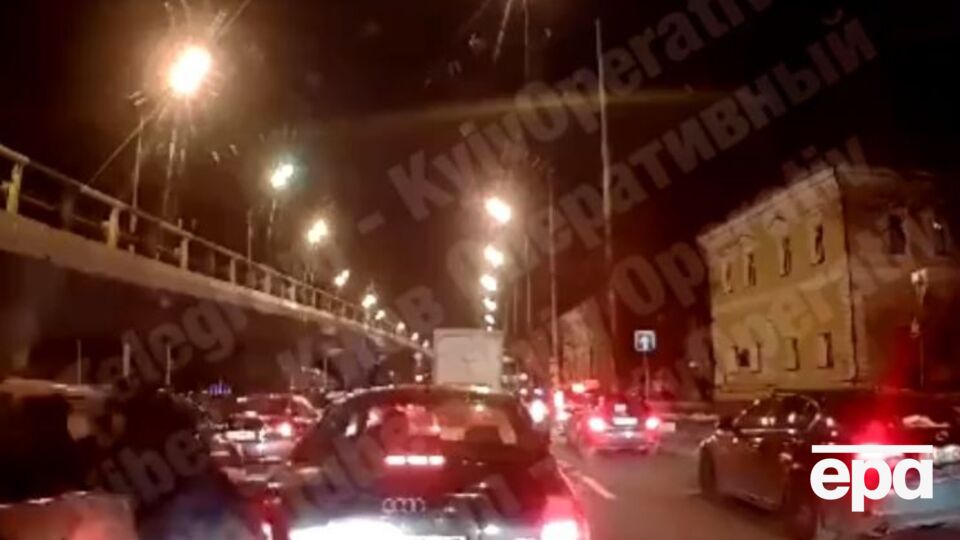 К легковушке подбежал мужчина с битой и ударил в лобовое стекло
