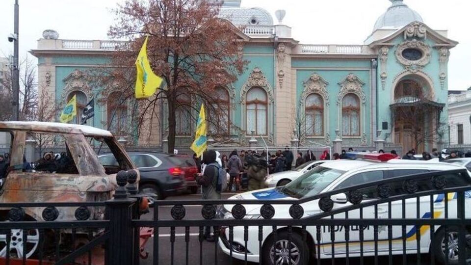 Сьогодні активісти організації "Авто Євро Сила" зібралися під будівлею Верховної Ради на акцію протесту