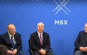 Браудер (в центре): Я посещаю только те страны, судебная система которых может защитить меня от выдачи в Россию