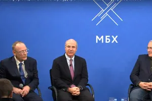 Браудер (в центре): Я посещаю только те страны, судебная система которых может защитить меня от выдачи в Россию