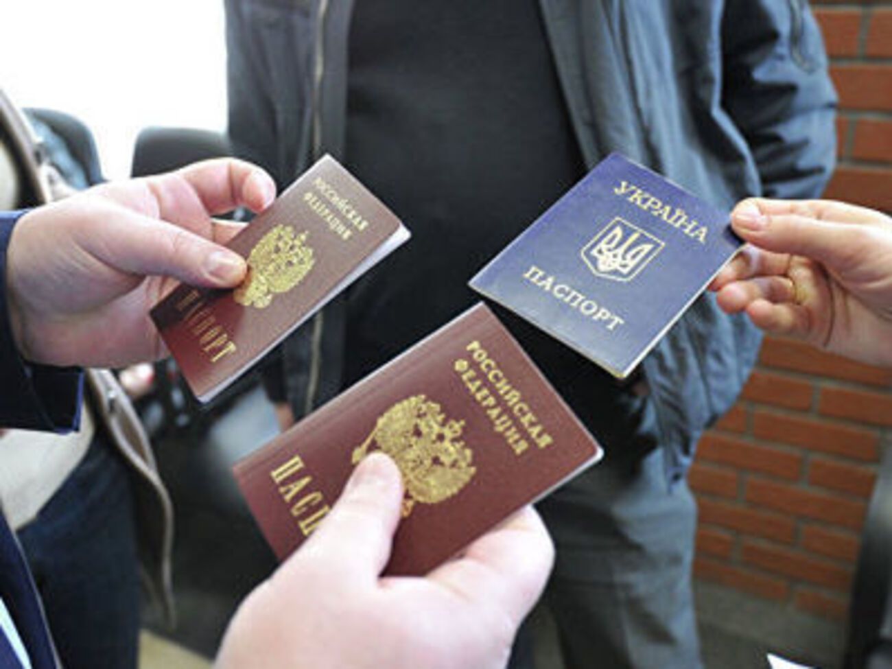 Издание пишет, что большинство жителей Крыма сохранили оба паспорта