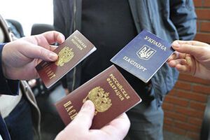 Издание пишет, что большинство жителей Крыма сохранили оба паспорта