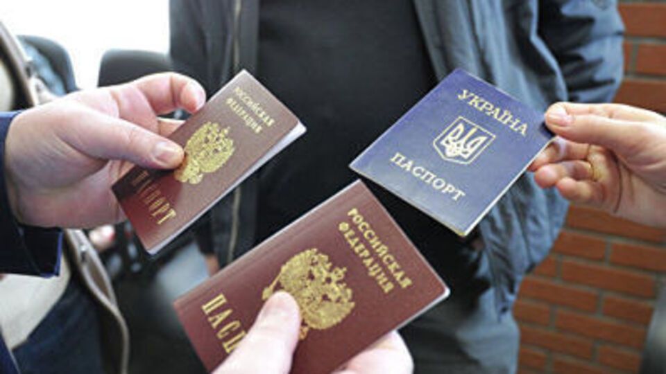 Издание пишет, что большинство жителей Крыма сохранили оба паспорта