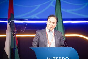 Кім Чен Ян був офіцером поліції Південної Кореї, 2015 року став віце-президентом Інтерполу, 21 листопада 2018 року – президентом бюро