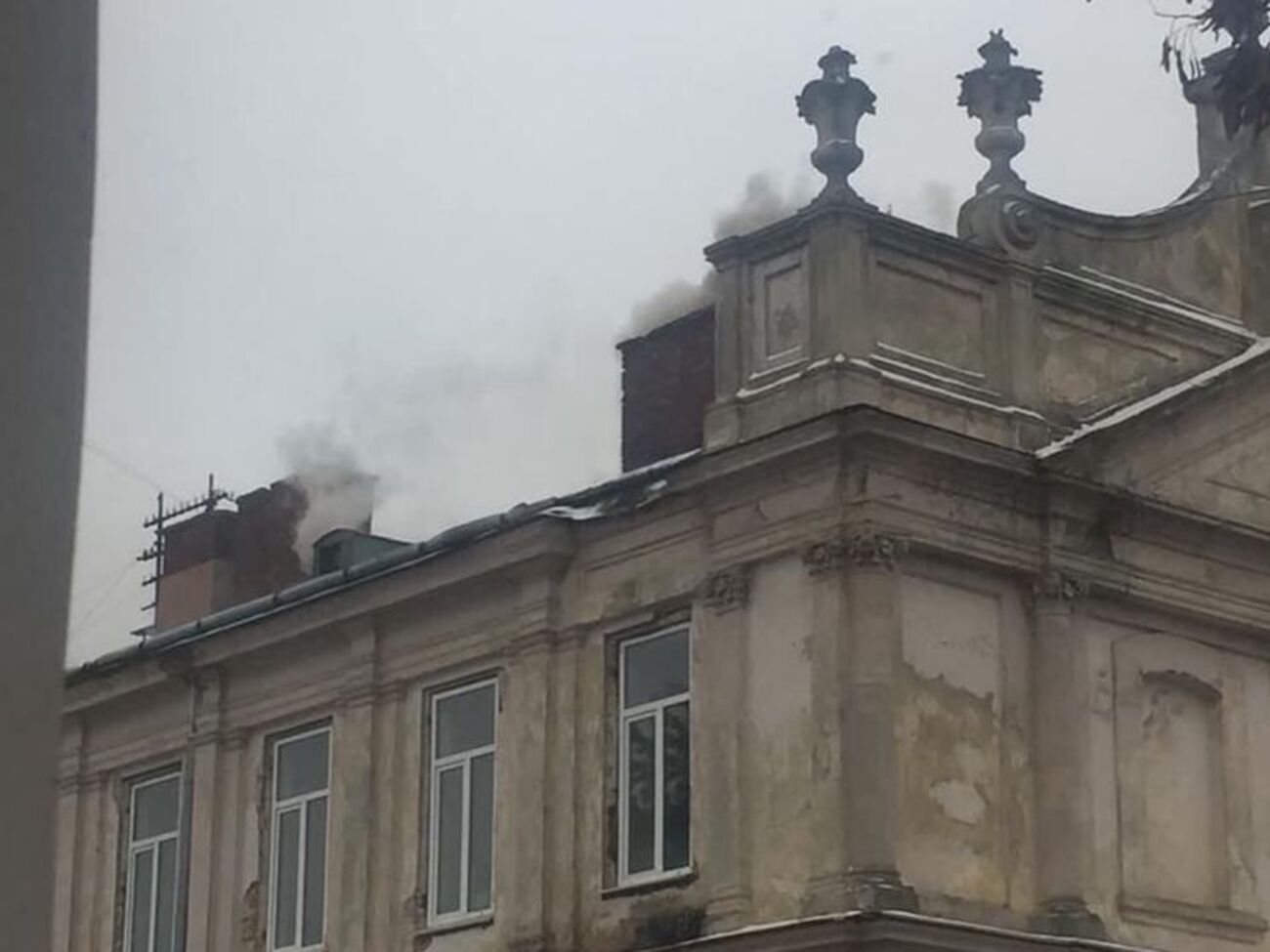 До гасіння пожежі залучили 45 осіб особового складу ДСНС та 10 одиниць техніки
