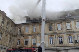 Приблизно об 11.30 у Львові загорівся дах хірургічного корпусу обласної лікарні