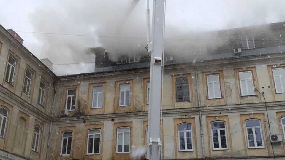 Около 11.30 во Львове загорелась крыша хирургического корпуса областной больницы
