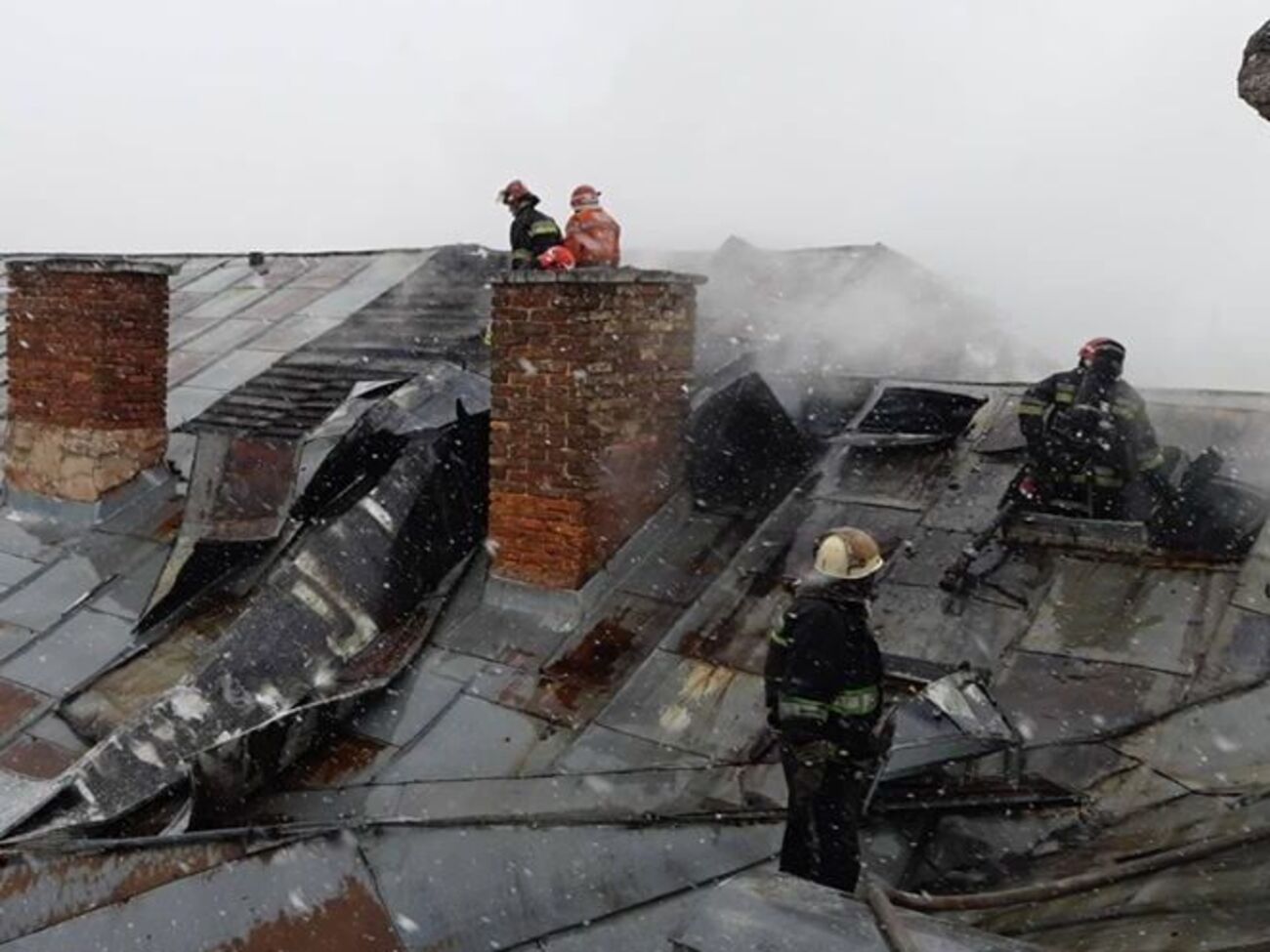 До ліквідації пожежі підвищеної складності залучили 93 рятувальників і 17 одиниць спецтехніки
