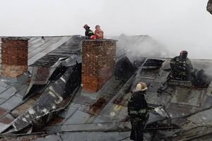 До ліквідації пожежі підвищеної складності залучили 93 рятувальників і 17 одиниць спецтехніки