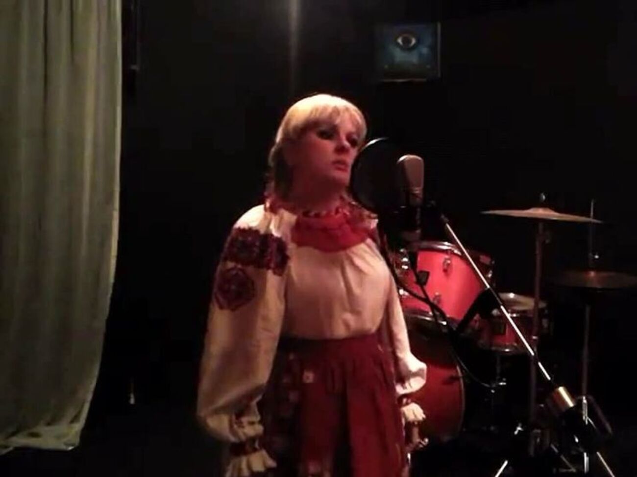 Копинец исполнила песню "Плакала" на старинном языке