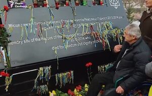 Активисты возложили цветы к мемориалу