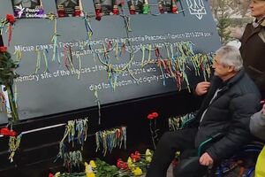 Активисты возложили цветы к мемориалу