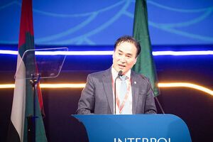 Кім Чон Ян був офіцером поліції Південної Кореї, у 2015 році став віце-президентом Інтерполу, 21 листопада 2018 року – президентом бюро