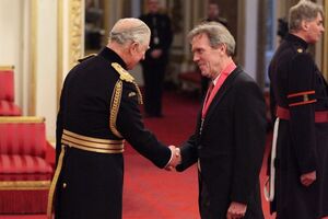 В церемонии награждения актера Хью Лори принял участие принц Уэльский Чарльз