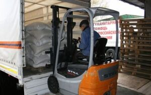 Сейчас происходит разгрузка "гуманитарной помощи"
