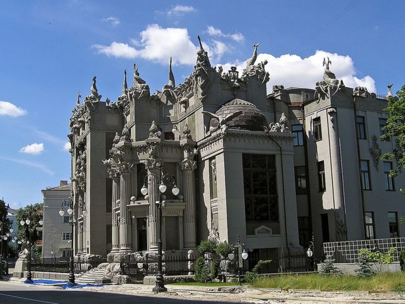 Планируется провести комплексную реставрацию фасада здания