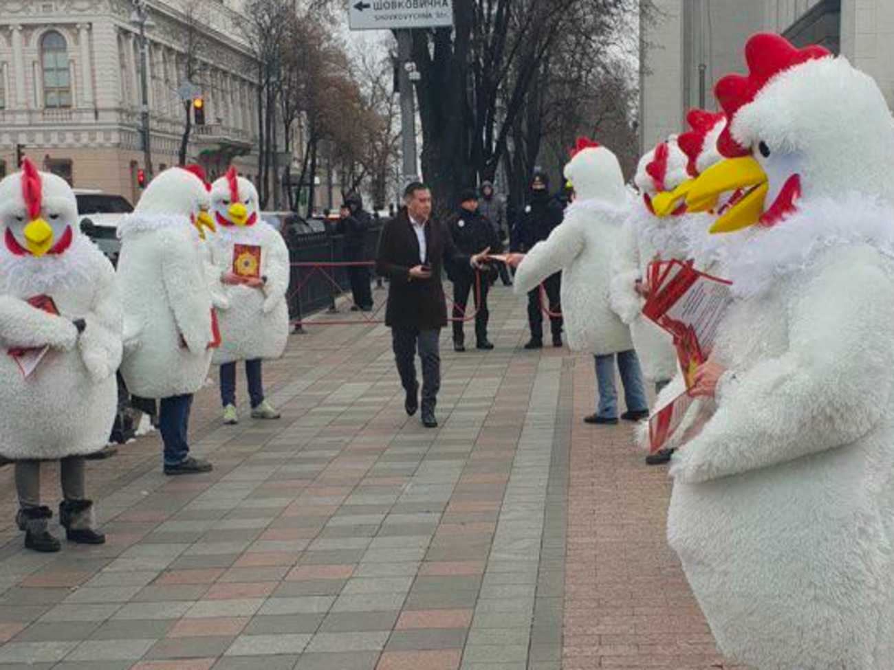 "Мы благодарны премьер-министру за его труд и постоянные дотации для нас", – сказано в листовках