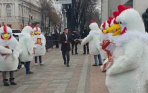 "Мы благодарны премьер-министру за его труд и постоянные дотации для нас", – сказано в листовках