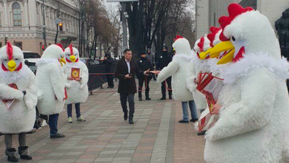 "Мы благодарны премьер-министру за его труд и постоянные дотации для нас", – сказано в листовках