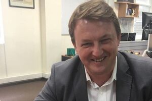 Рубрика "Паралельний всесвіт". Центральні вулиці Варшави перекрили курці цигарок на українських акцизних марках