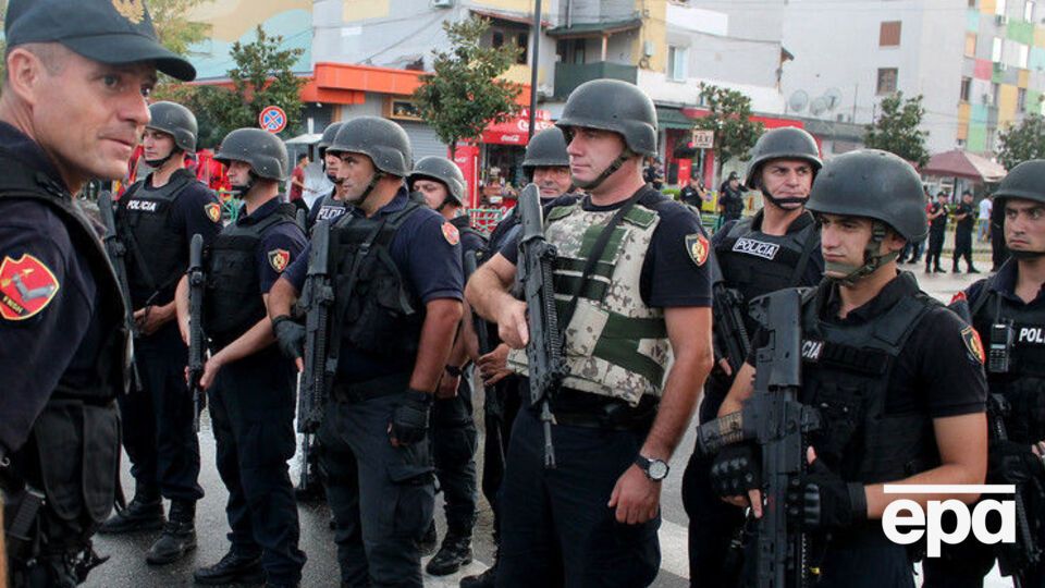 Албанська поліція не пустила протестувальників до будівлі парламенту