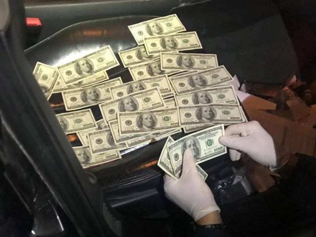 Чиновники требовали деньги у адвоката