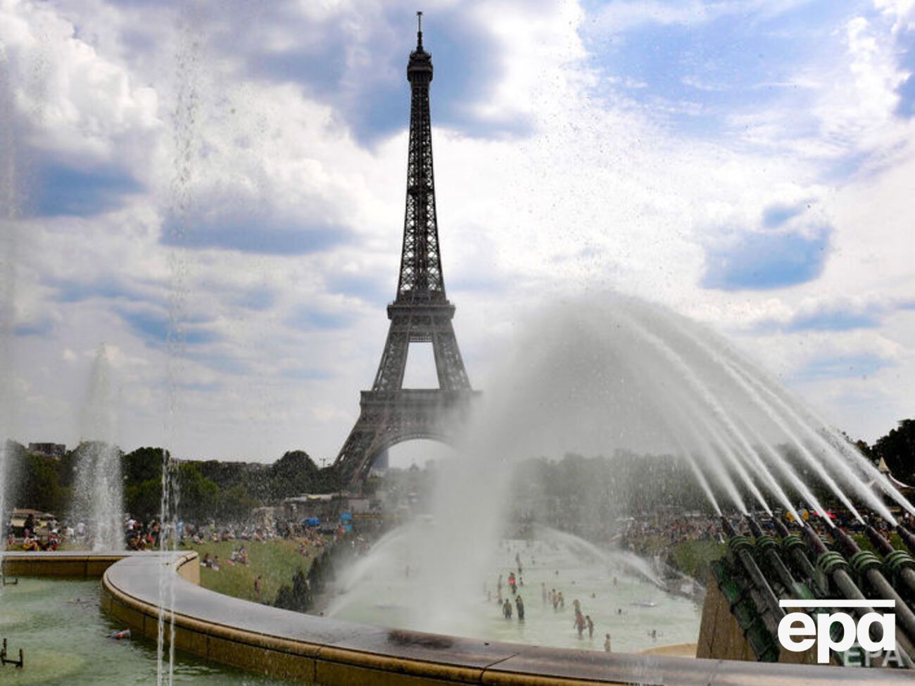 Ейфелева вежа &ndash; одна з найвпізнаваніших архітектурних пам'яток у Парижі та світі