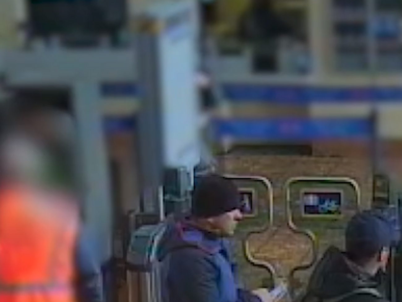 Підозрювані прибули на вокзал Солсбері приблизно об 11.48