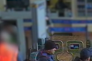 Підозрювані прибули на вокзал Солсбері приблизно об 11.48