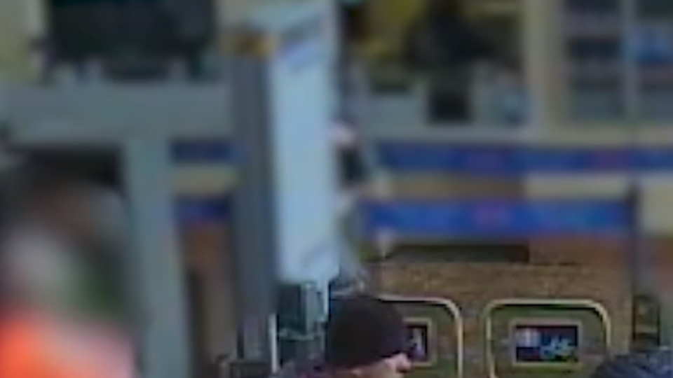 Підозрювані прибули на вокзал Солсбері приблизно об 11.48