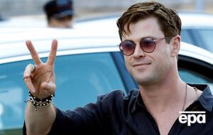 Женщина познакомилась со злоумышленником, который представился Крисом Хемсвортом (на фото), в соцсетях