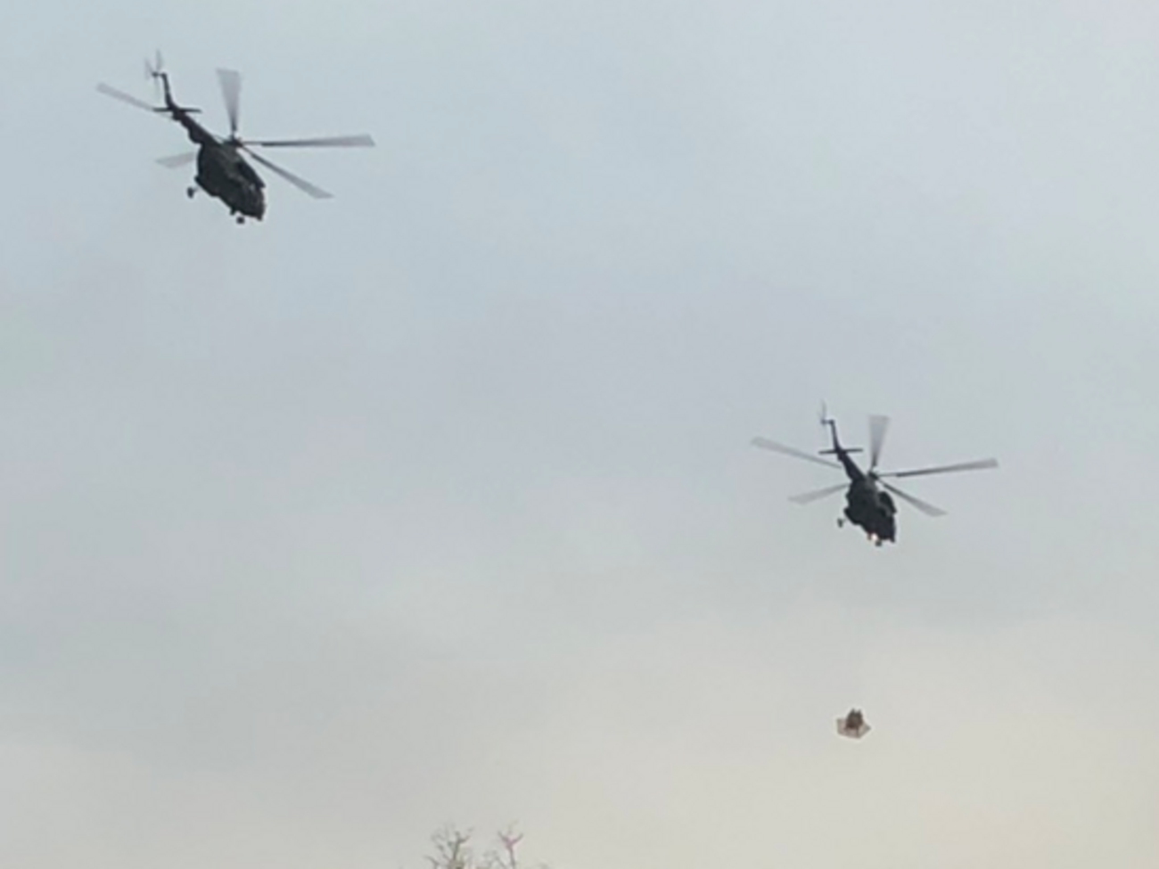 Один із вертольотів ніс сітку, у якій були люди