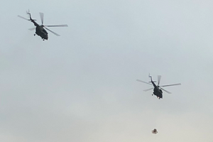 Один із вертольотів ніс сітку, у якій були люди