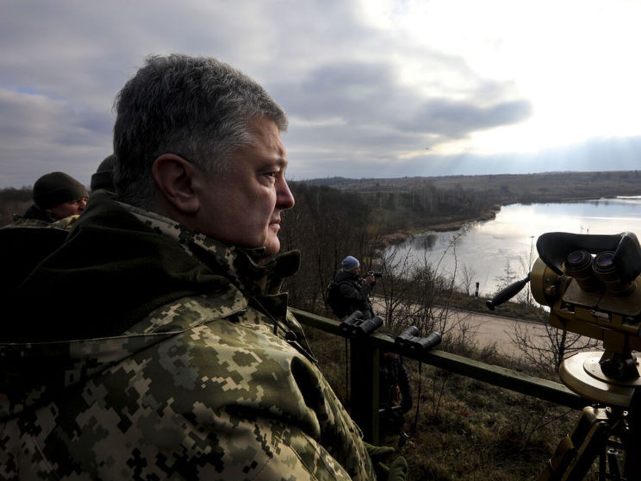 Порошенко: 21 тис. грн на фронті – гідна мотивація та оплата праці українського воїна