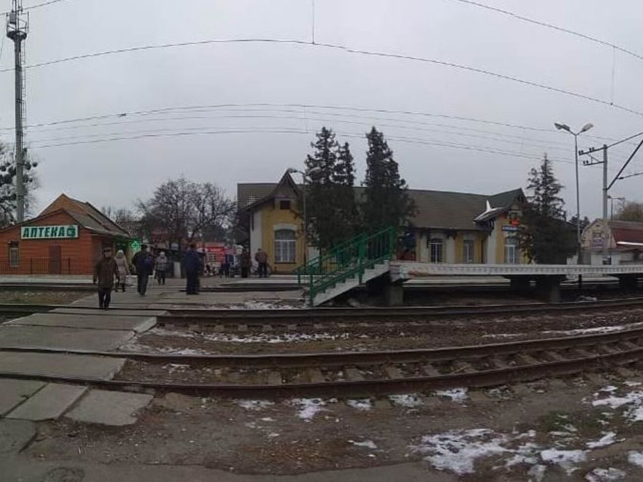 Поліція встановила, що жінка переходила колію по наземному бетонному перекриттю для пішоходів