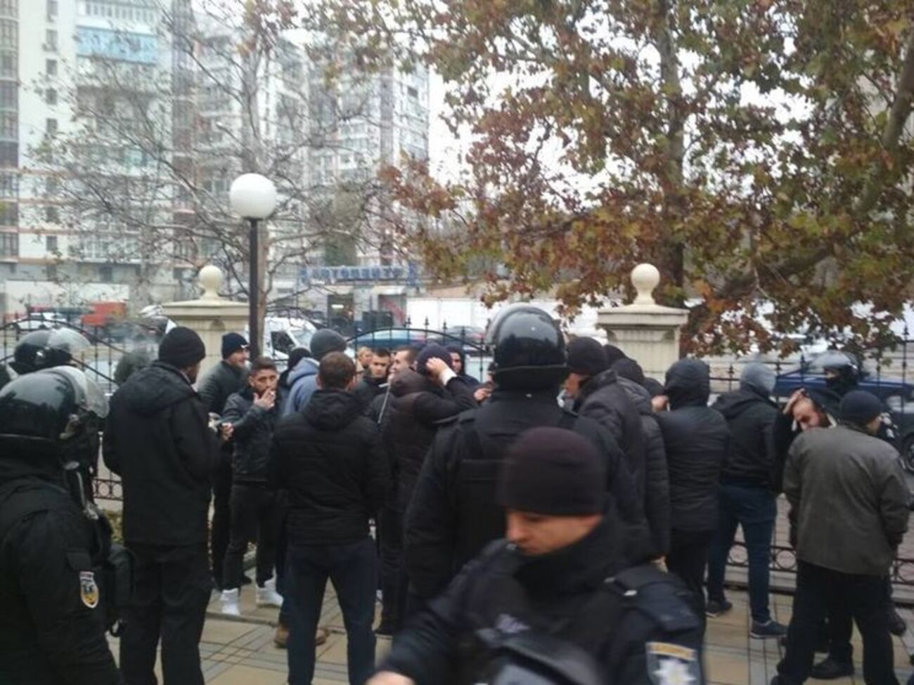 Полиция установила анкетные данные задержанных
