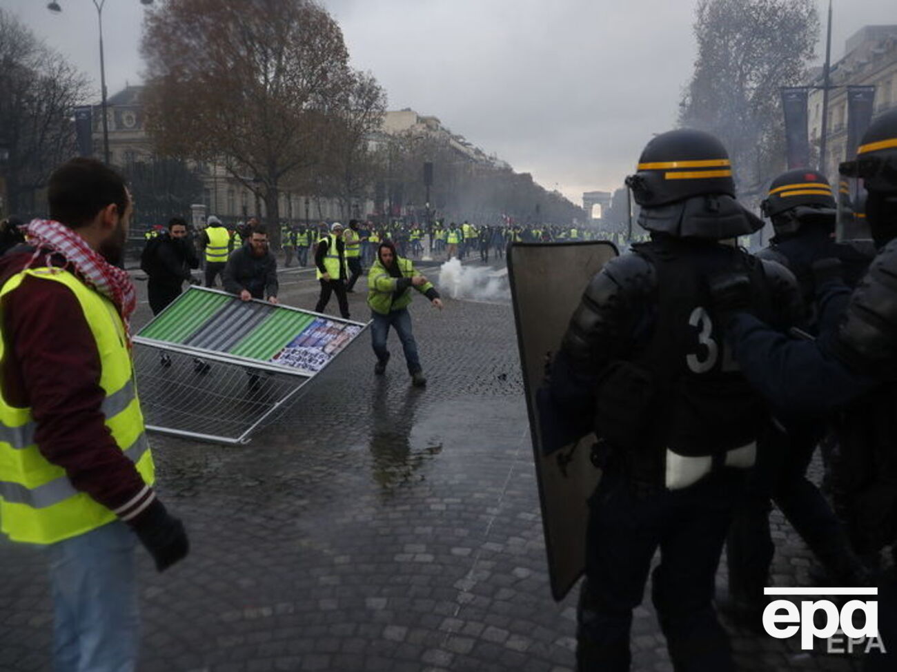Сегодня в районе Елисейских Полей находятся несколько сотен "желтых жилетов"