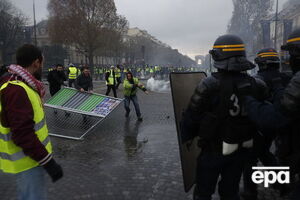 Сьогодні в районі Єлисейських Полів перебуває кілька сотень "жовтих жилетів"