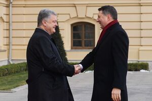 Порошенко не сообщил, куда именно повезут президента Латвии