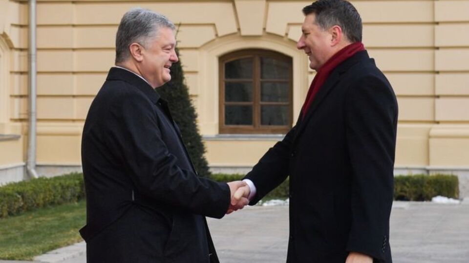 Порошенко не сообщил, куда именно повезут президента Латвии